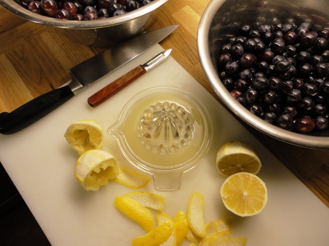 I added the zest and juice of 2 lemons for about 3 1/2 kilos of grapes.