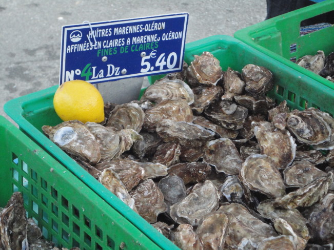 Saturday market at Orthez, with a selection of oysters from Aquitaine