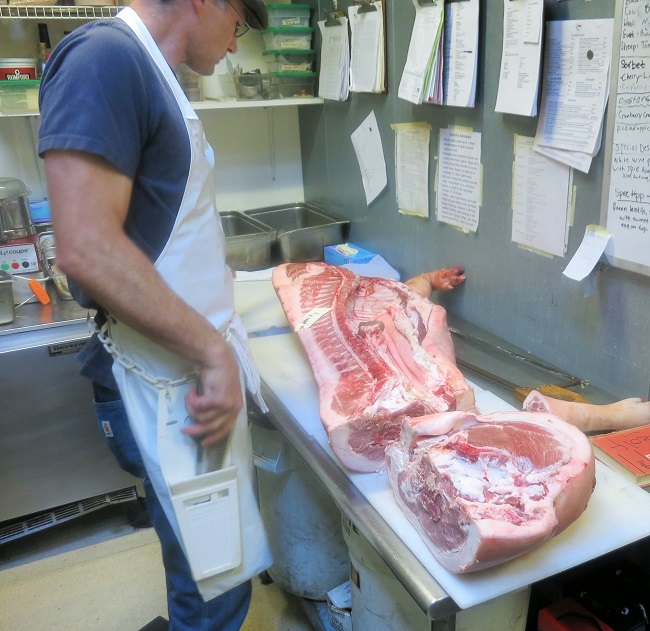 Darron cuts the ham from the carcass at the sirloin...check out the fat layer on the leg and back!
